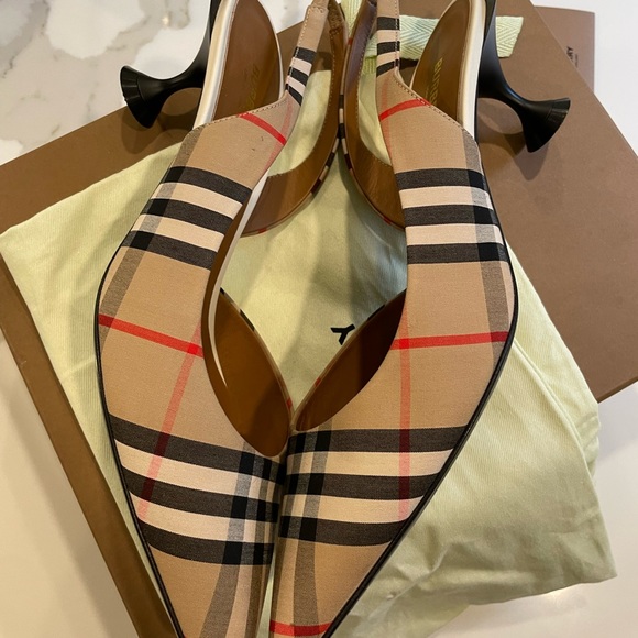 💯authentic Burberry shoes - Picture 4 of 7
